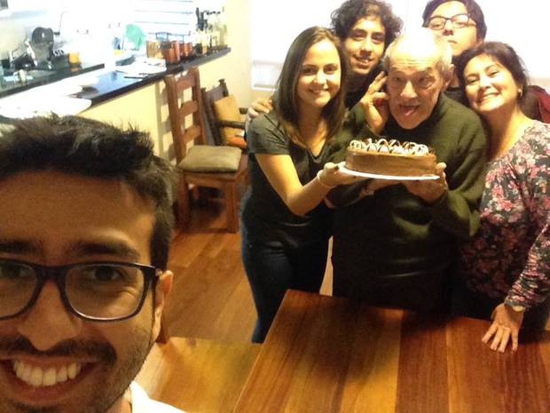 Enrique Iglesias celebrando su cumpleaños con elenco de "Espacios vacíos". (Foto: Difusión/ VyV Comunicaciones)